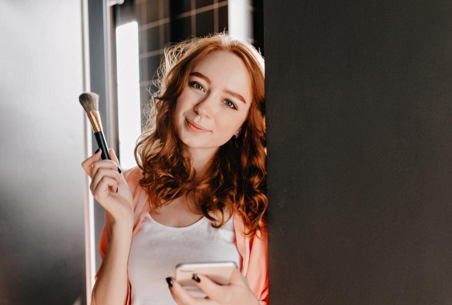 https://ru.freepik.com/free-photo/sensual-female-model-with-makeup-brush-posing-home-curly-ginger-girl-holding-phone-looking_11577929.htm