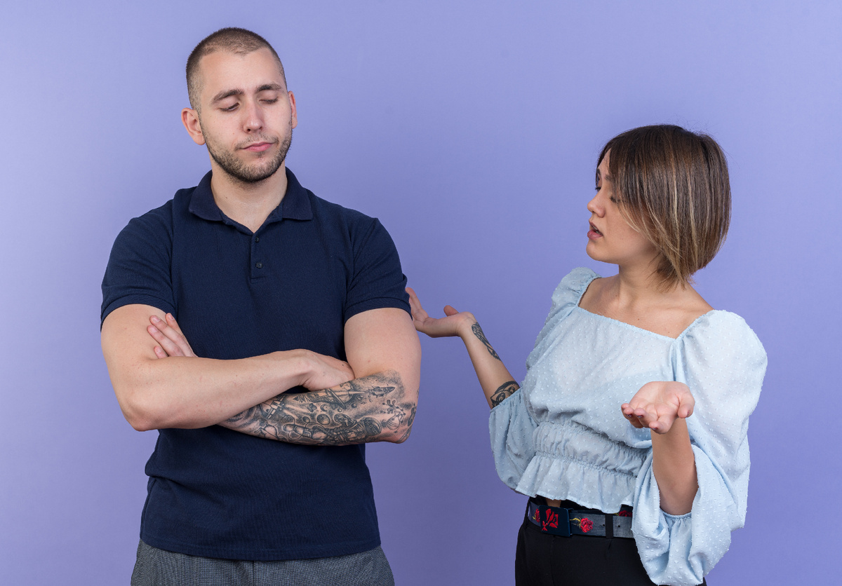 <a href="https://ru.freepik.com/free-photo/young-beautiful-couple-man-woman-quarreling-displeased-woman-looking-her-offended-boyfriend-with-arms-crossed-standing_14706890.htm">Изображение от stockking на Freepik</a>