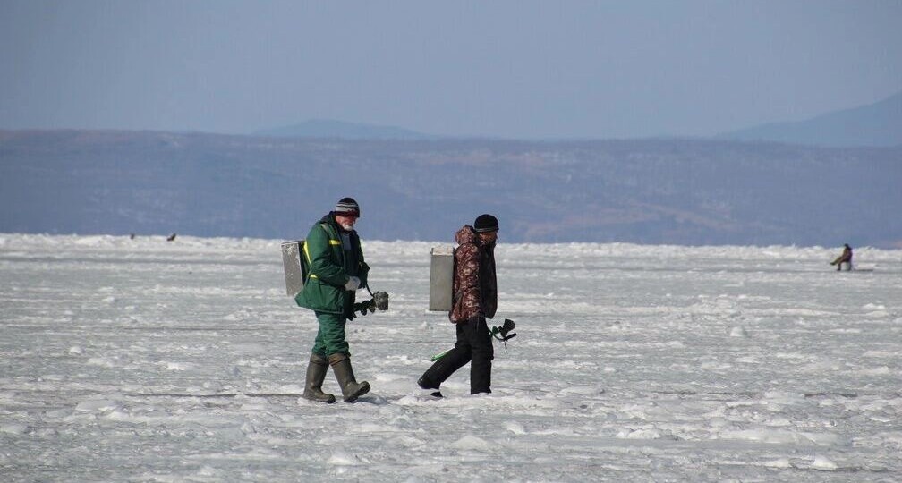 Карась не бастовал: откуда омичи зимой возвращаются с несколькими мешками рыбы