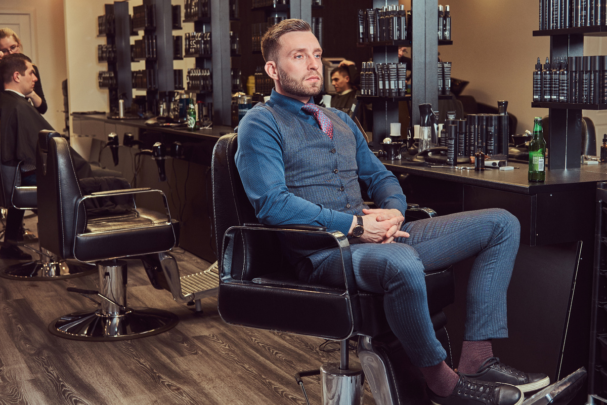 <a href="https://ru.freepik.com/free-photo/professional-hairdresser-sitting-barber-chair-waiting-customer_25092096.htm">Изображение от fxquadro на Freepik</a>