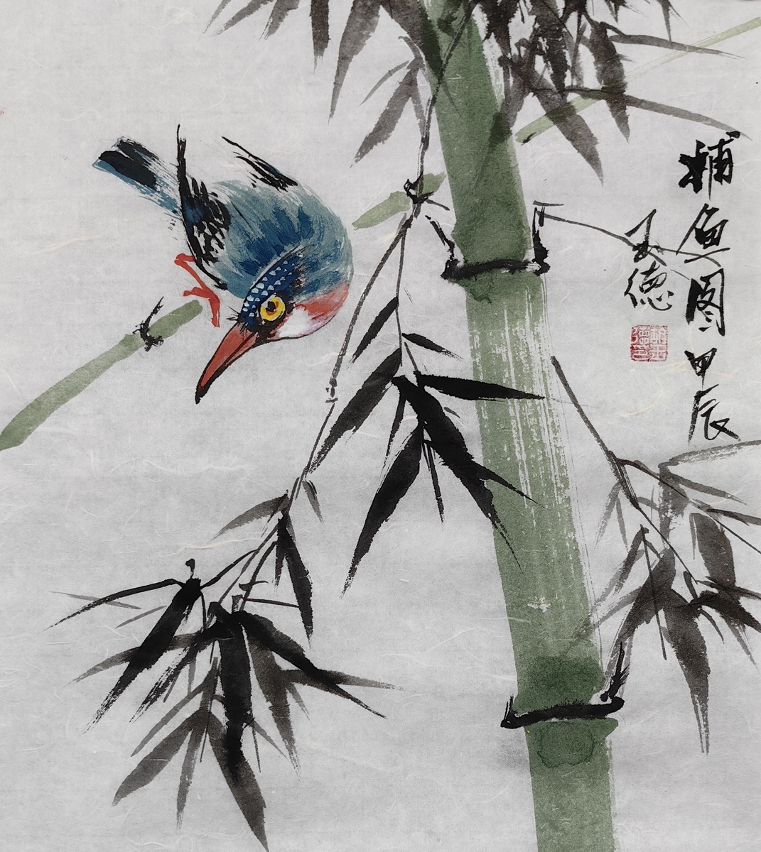 Зимородок за ловлей рыбы