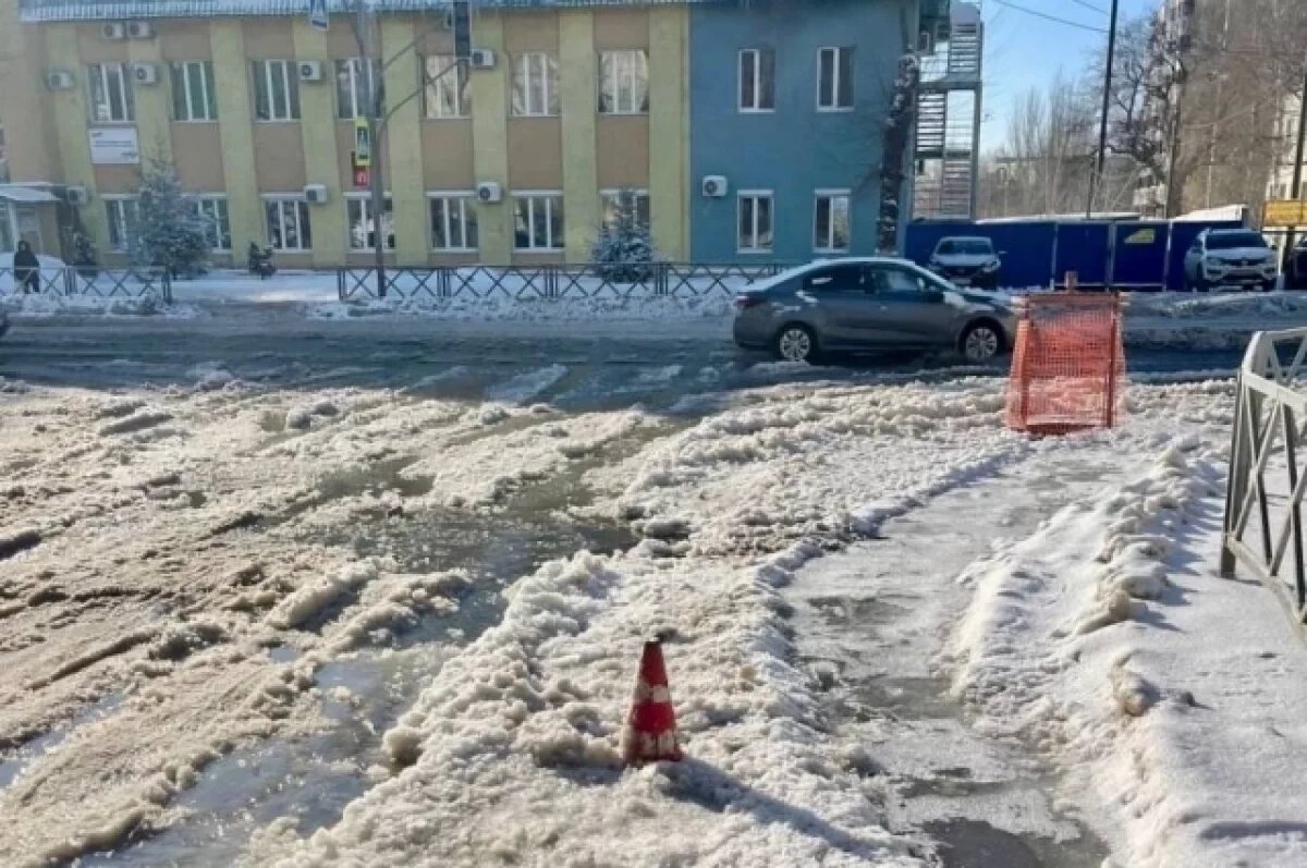    В Самаре убрали наледь с улицы Урицкого после утечки из трубы