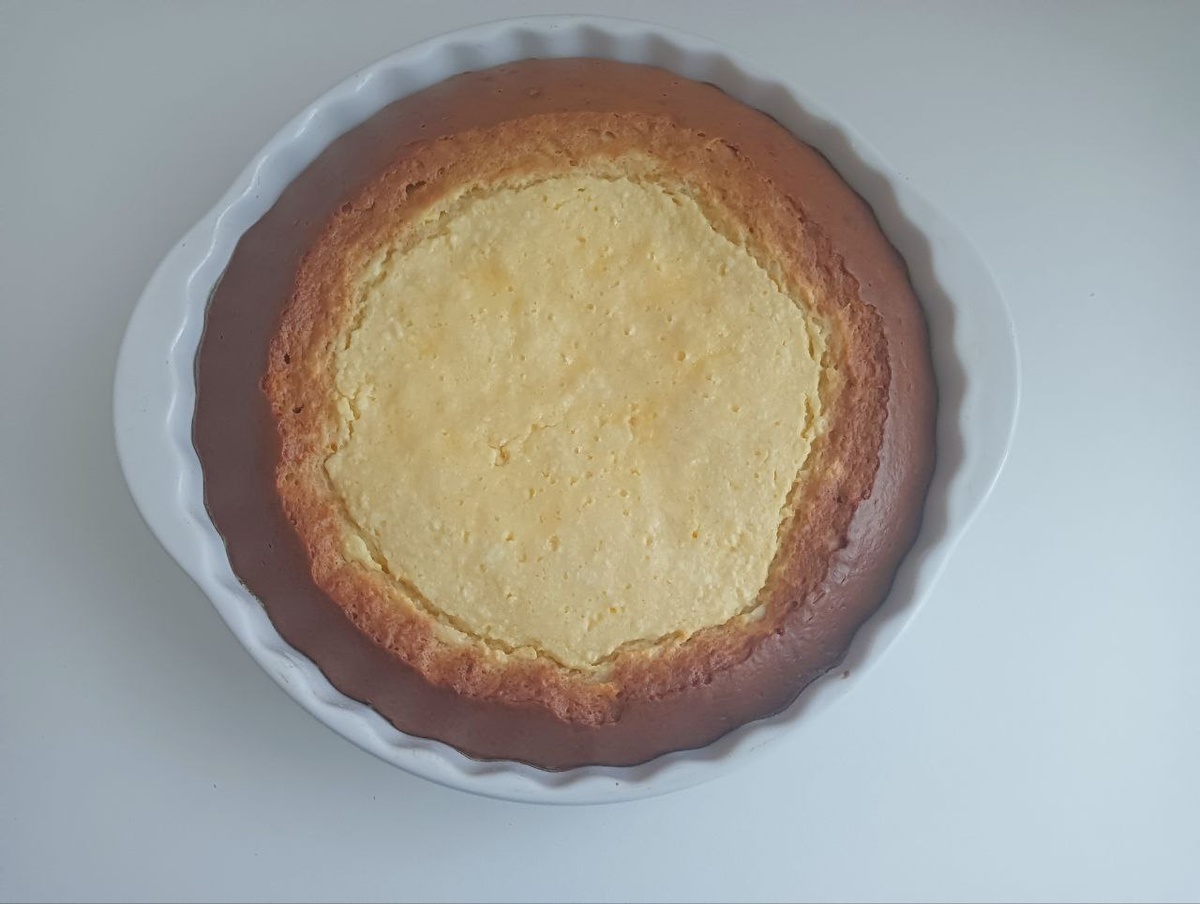 Идеальный пирог для семейного чаепития: нежное сметанное тесто и сочная творожная начинка.