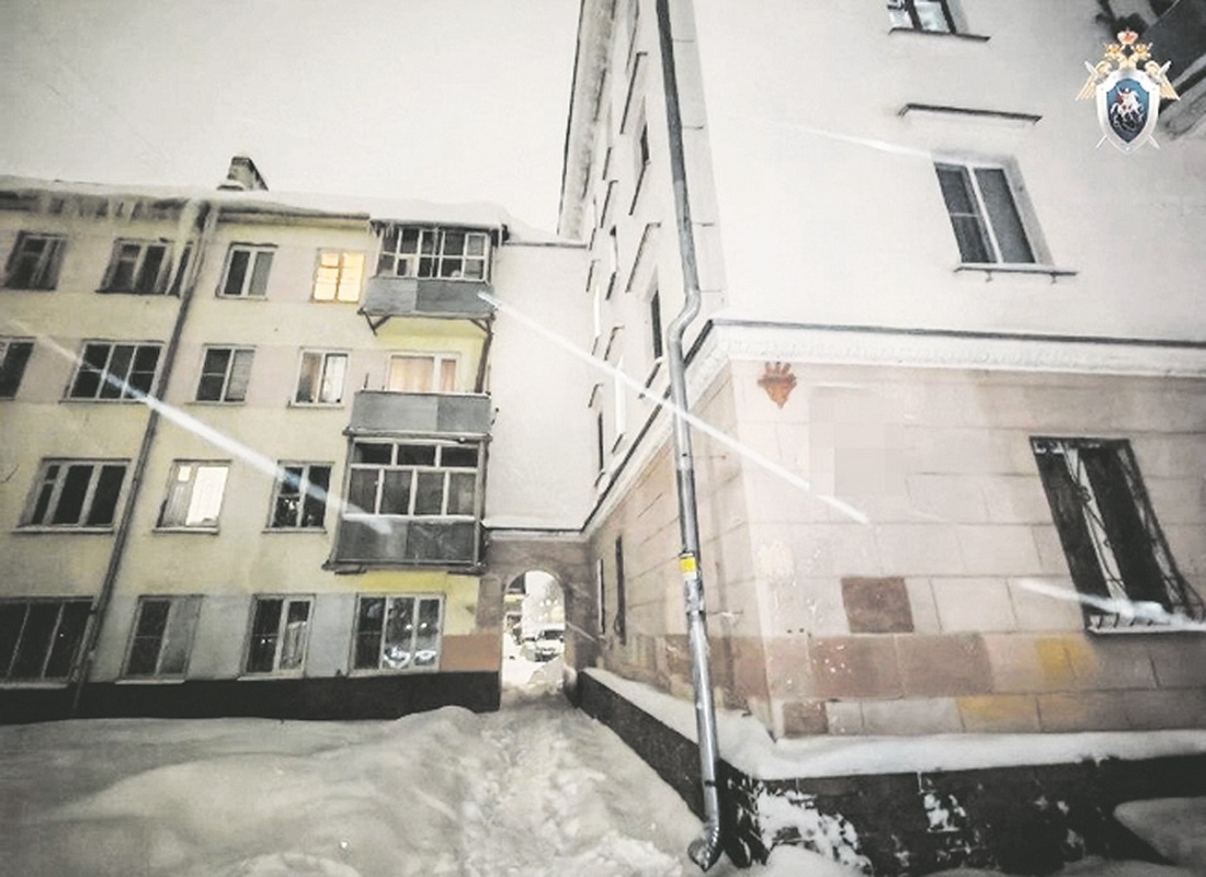    Школьники стояли во дворе дома