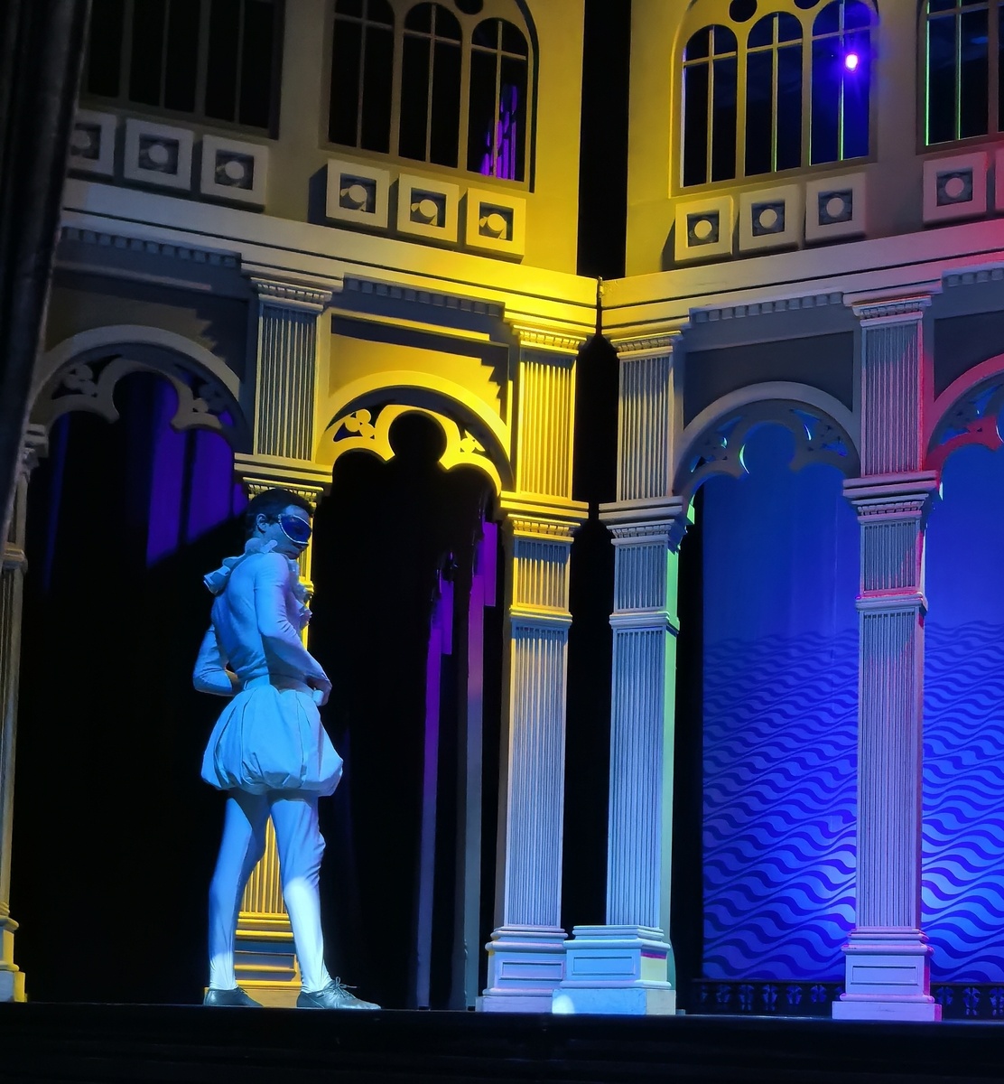 Декорации впечатляют