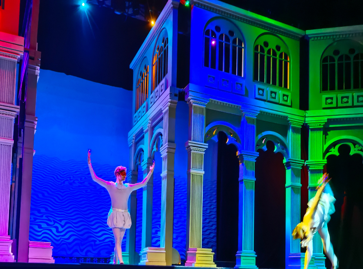 Все, как в шекспировском театре)