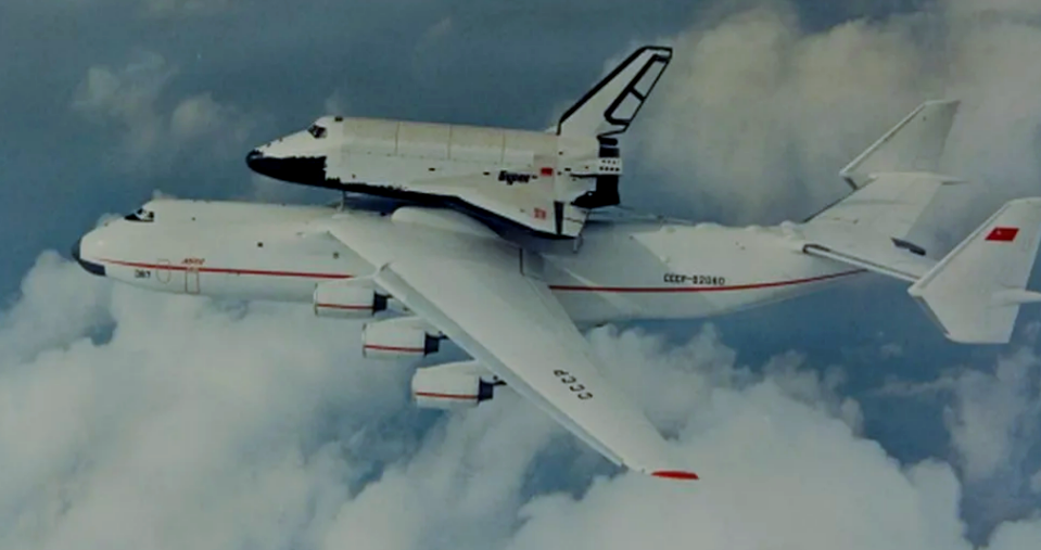 Советская "Мрия" с "Бураном" на спине