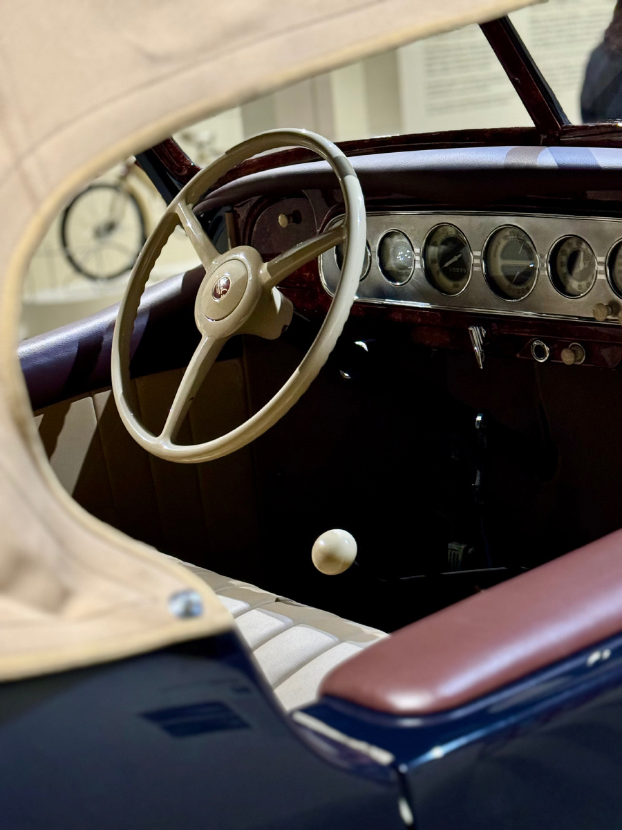 Салон автомобиля представительского класса «ЗИС-Спорт». Фото автора статьи. 