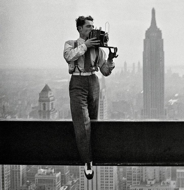 Фотограф Чарльз Эббетс во время съемки GE Building в сентябре 1932 года, фото из открытых источников