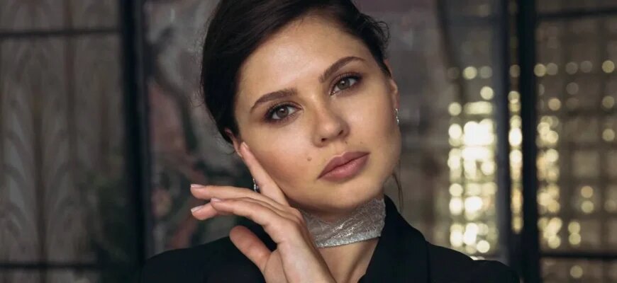    Анна Мусиенко — стилист-визажист телеканала «Россия-1», преподаватель дисциплины «Телевизионный грим и имидж телеведущего» в ВШЭ. В интервью Школе журналистики имени Владимира Мезенцева Анна рассказала, как выстраивается имидж телеведущего и из чего состоит подготовка ведущих перед выходом в эфир. Полина Ковалёва