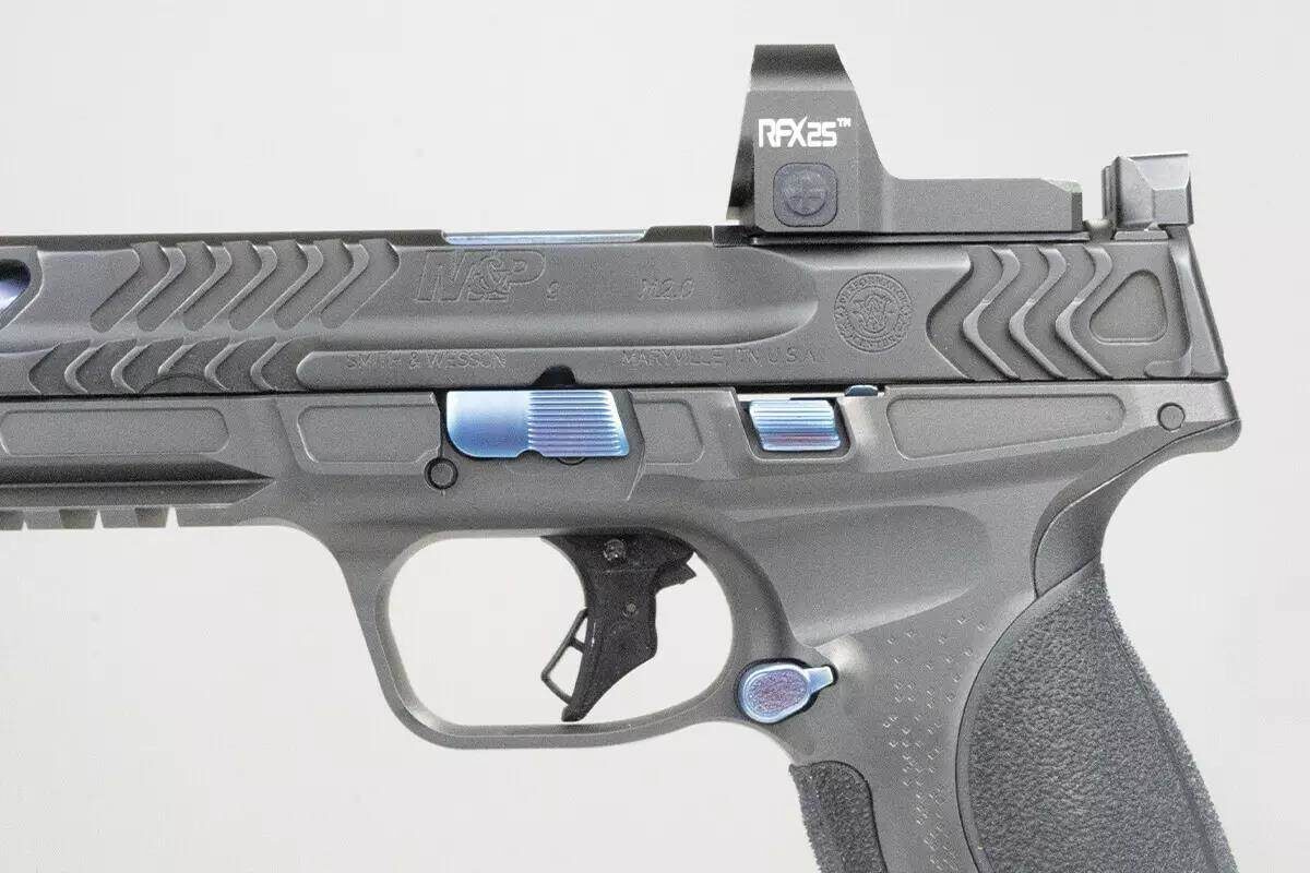 Многие элементы линейки Spec Series V оснащены синим PVD-покрытием, а система пластин C.O.R.E. предоставляет возможность использовать разные типы оптики.