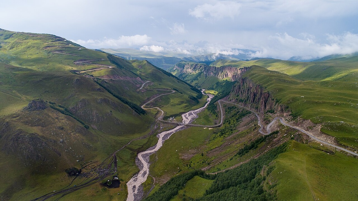 Дорога в урочище Джилы-Су, мост через реку Малка. Автор: Дмитрий Фадеев. Лицензия: CC BY-SA 4.0.