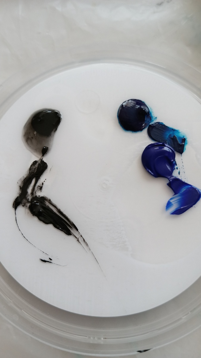 На палитре синие краски