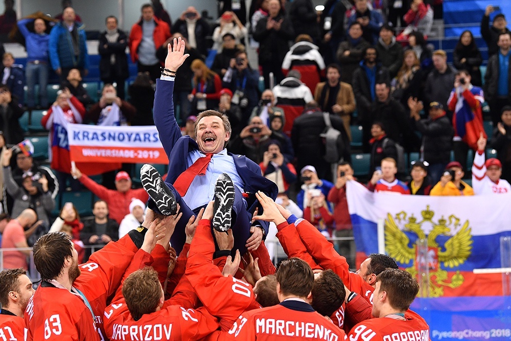    Российские хоккеисты, завоевавшие золотые медали в хоккейном турнире среди мужчин на XXIII зимних Олимпийских играх, качают главного тренера Олега Знарка. / Фото: Владимир Песня/РИА Новости