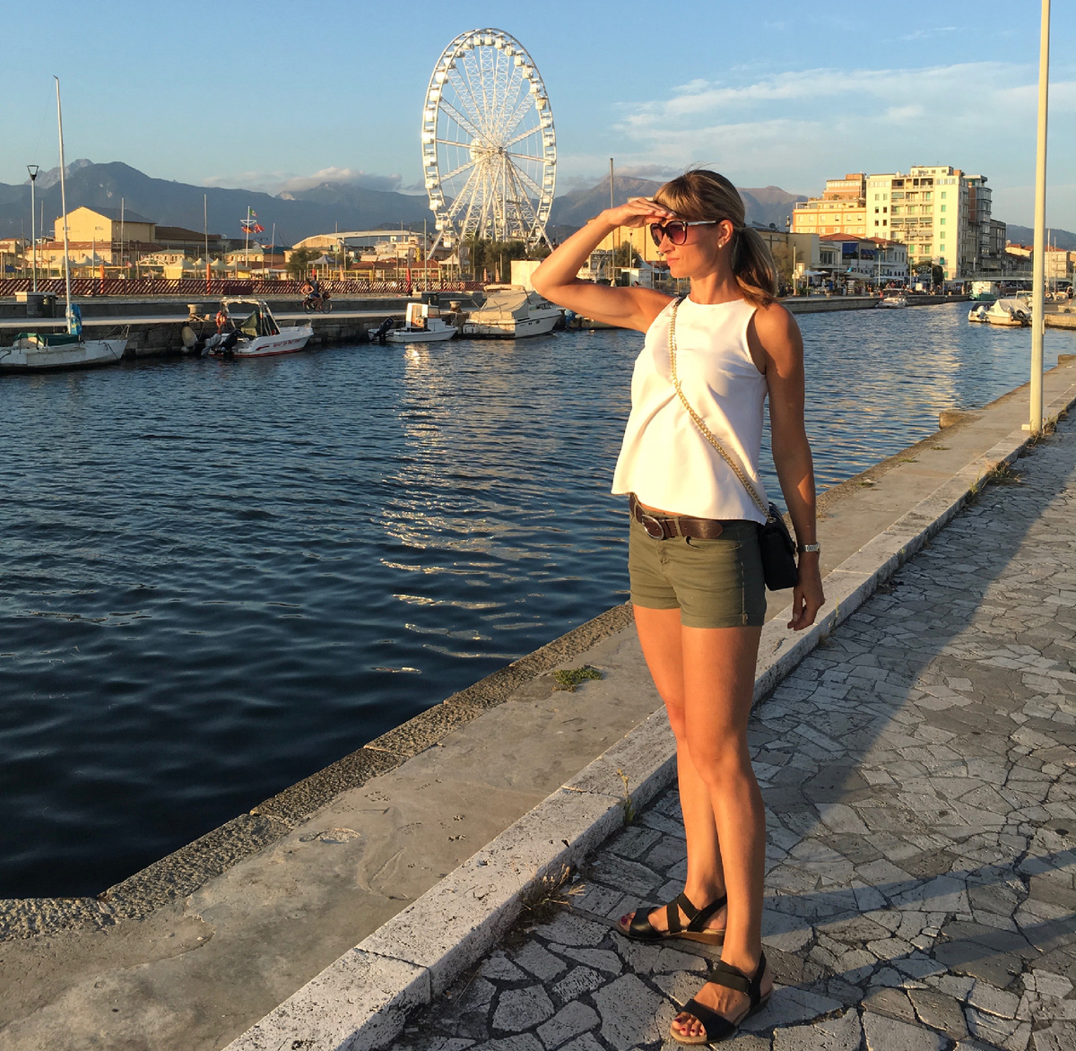 Это я, всматриваюсь вдаль  в поиске хороших добрых подруг) 