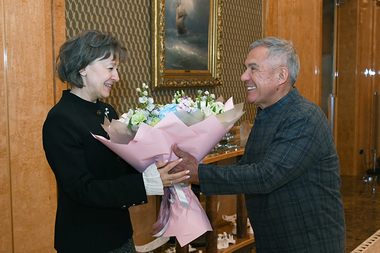    В Казань приехала гендиректор РЭЦ Вероника Никишина, ее в рабочем кабинете в Доме правительства РТ встретил раис РТ Рустам Минниханов.   
Фото: tatarstan.ru