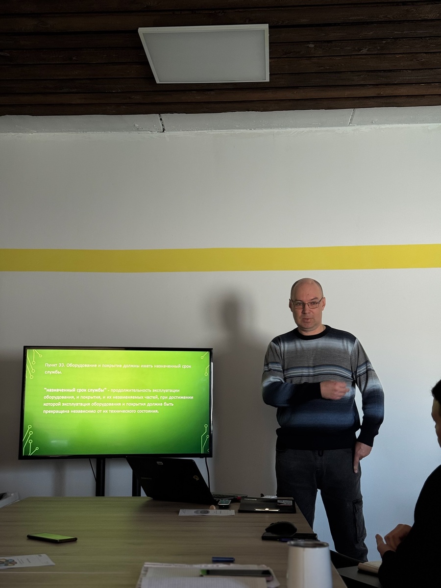 Специальное обучение для сотрудников, посвященное действующим ГОСТам и регламентам безопасности детских площадок