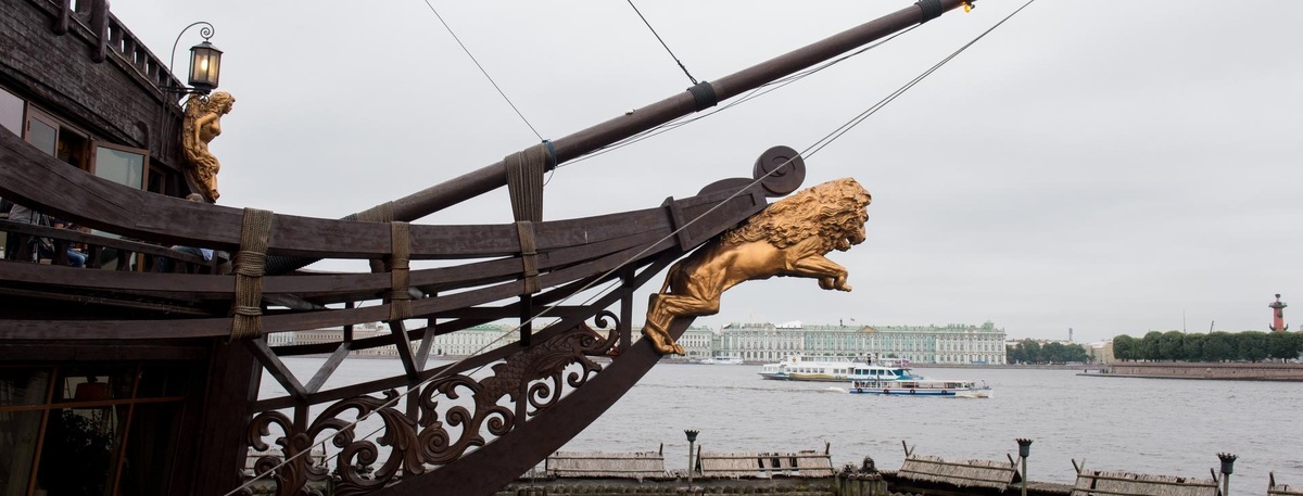    Плавучий ресторан "Летучий голландец". ресторан Veter на носу парусника. Автор фото: Тихонов Михаил