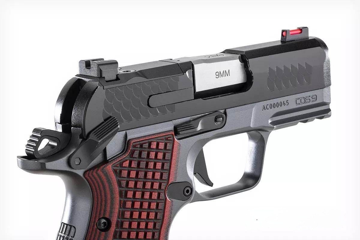 CDS9 оборудован двусторонним предохранителем, фиксатором затвора и двусторонним фиксатором магазина.