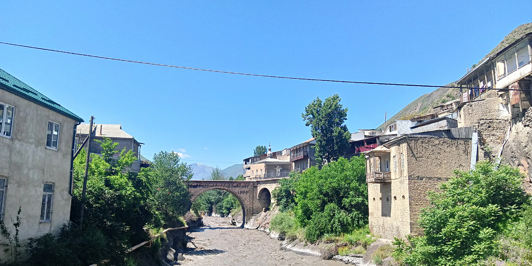 Две популярные туристические достопримечательности села Ахты – мосты «конкуренты» прошлого века