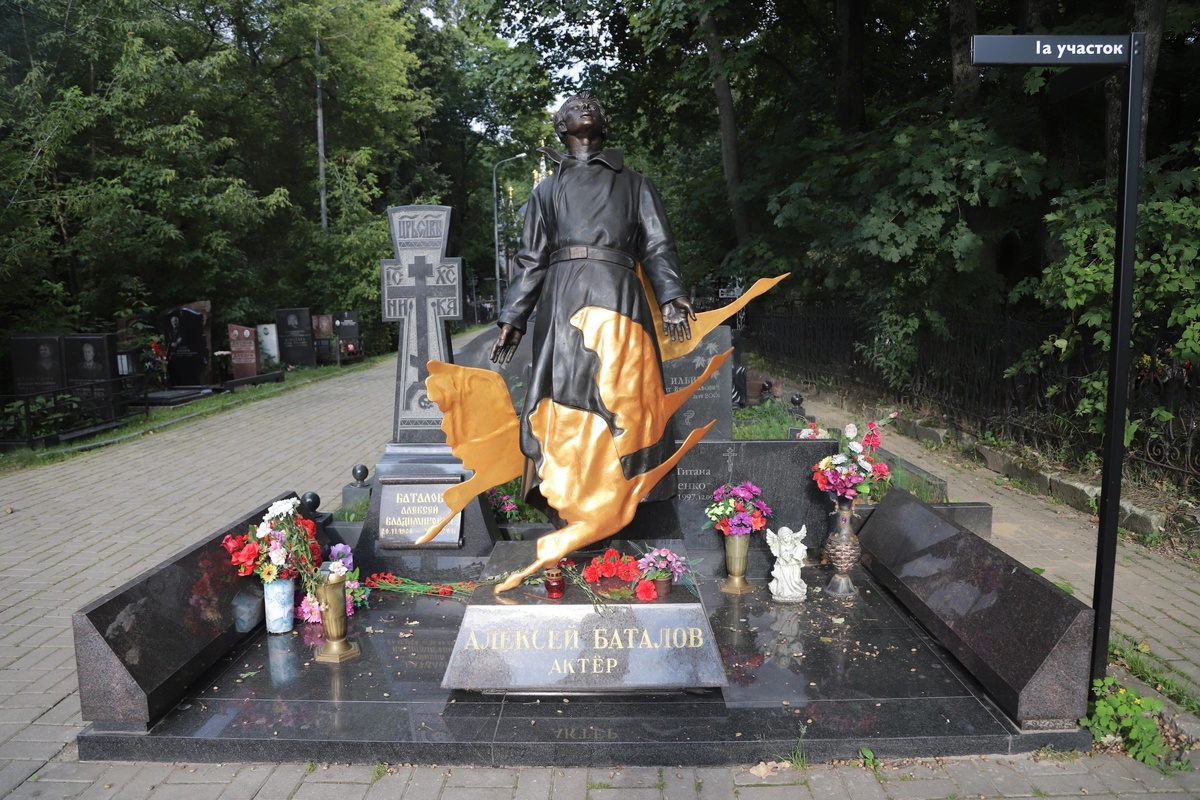    Памятник на могиле Алексея БаталоваPersonastars