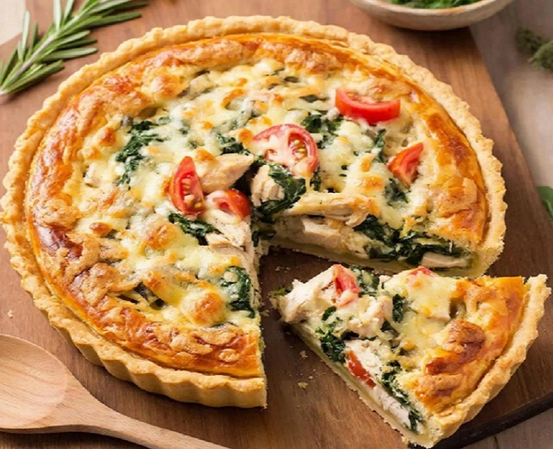 Заливной пирог с ароматной и полезной начинкой из курицы, помидоров и шпината