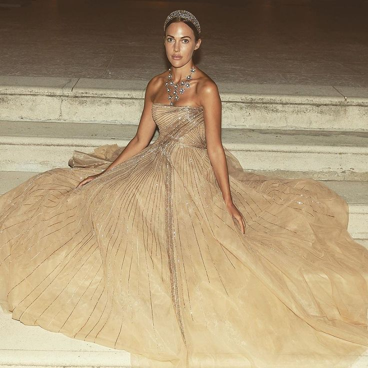 Александра на балу