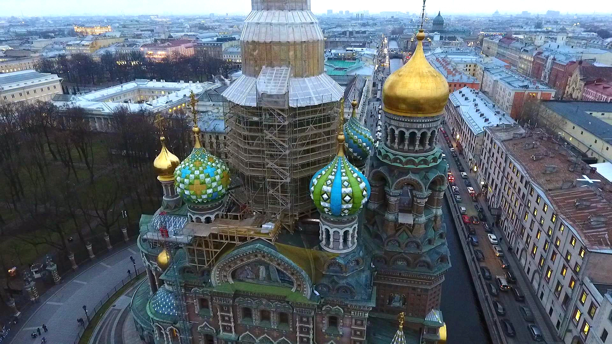 Источник: https://tvspb.ru/news/2017/11/29/spas-na-krovi-v-stroitelnyh-lesah-kak-restavriruyut-velichestvennyj-hram