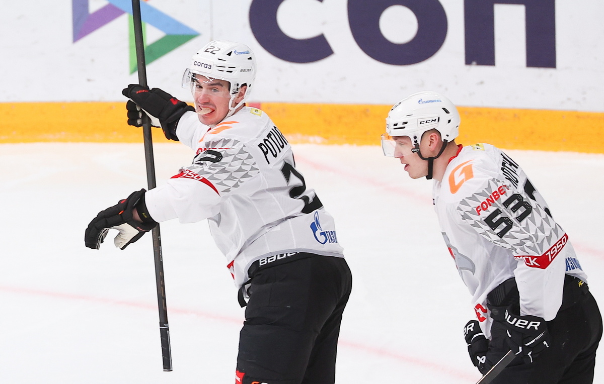    Нападающие "Авангарда" Эндрю Потуральски и Михаил Котляревский  Егор Алеев/ТАСС