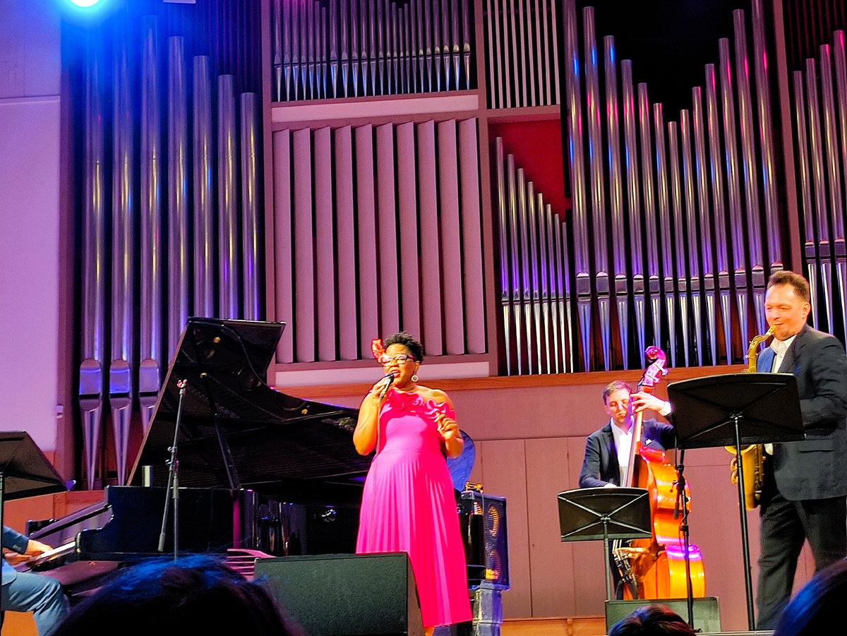 Моник Б. Томас на сцене Свердловской филармонии 06.02.2026 г. Фото автора.