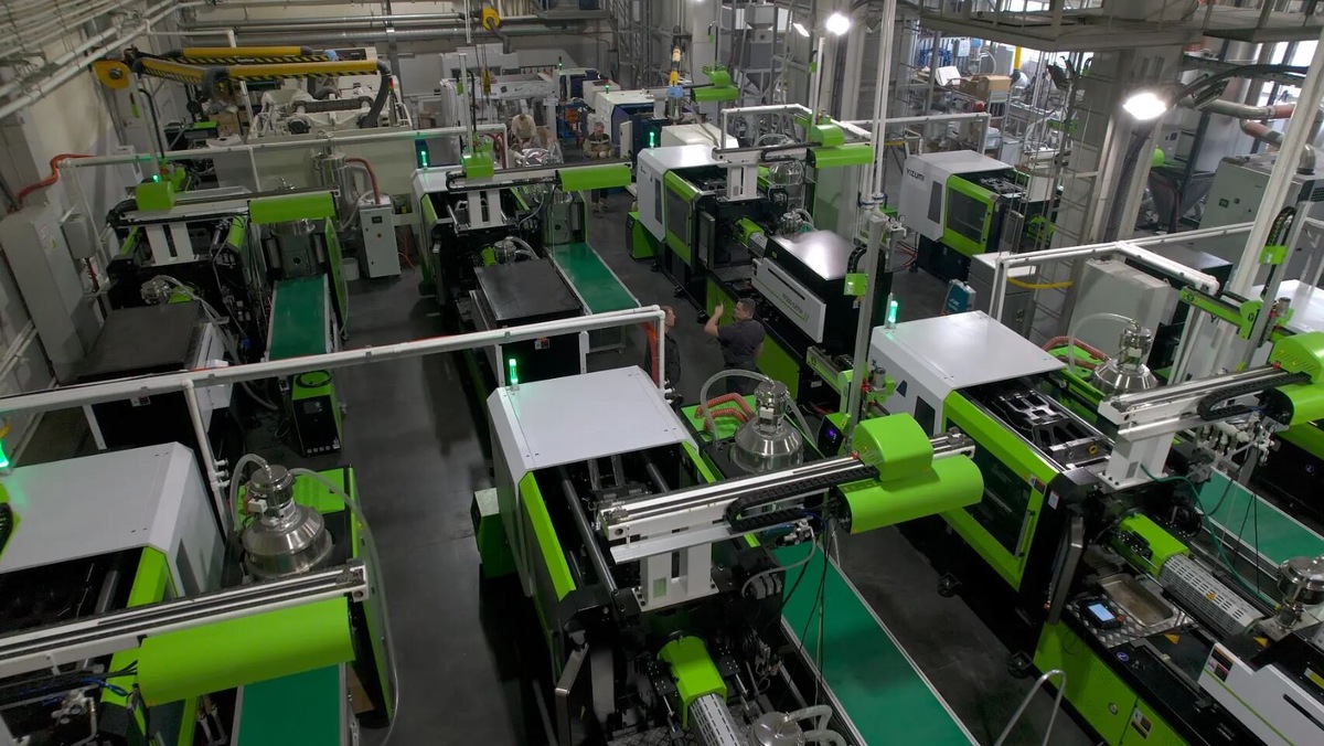    Производственный цех литьевых пластмасс. Источник фото: tpcomposite.ru.