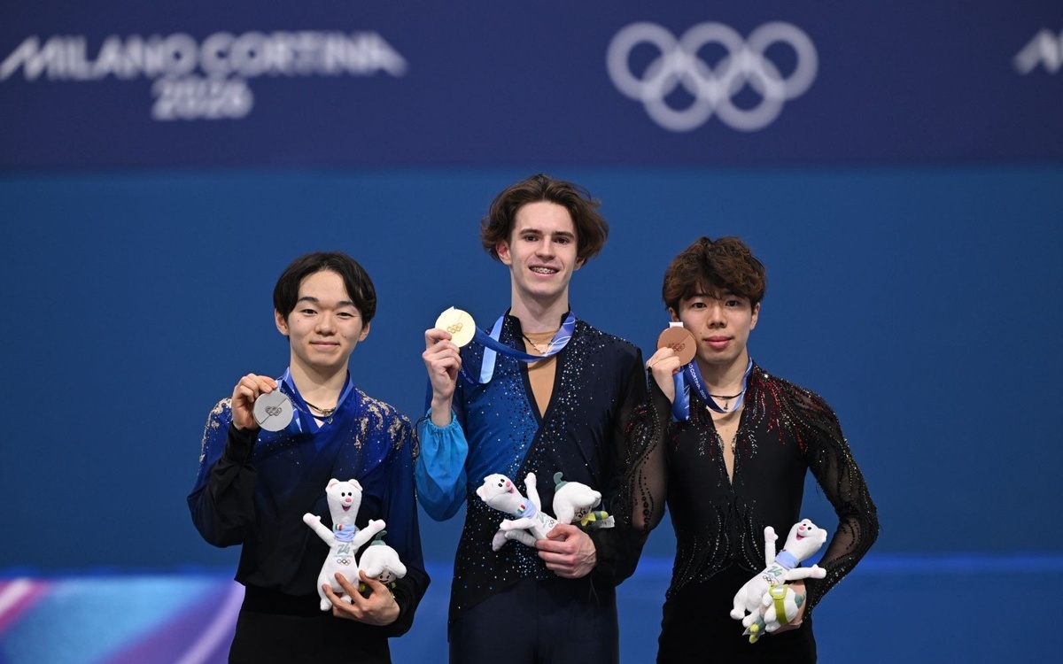 На награждении. Они счастливы.