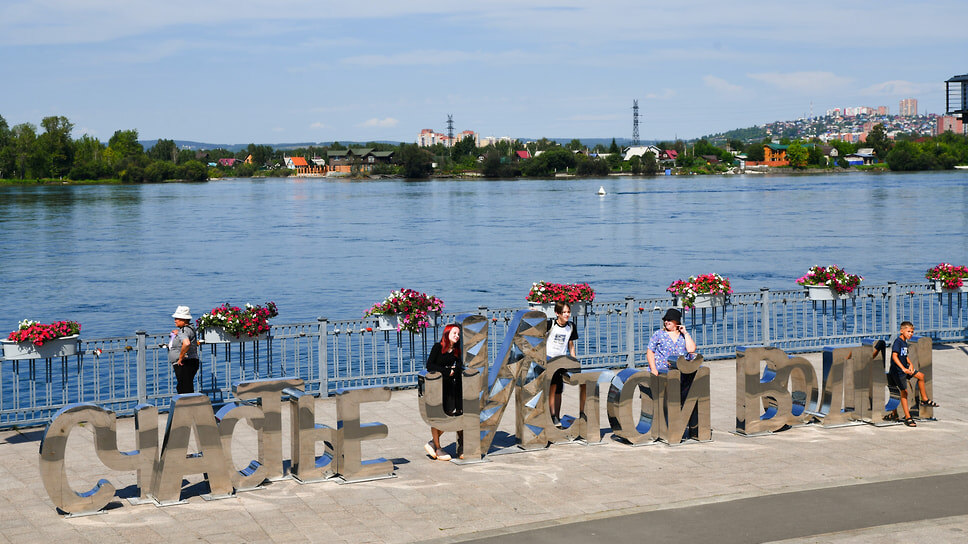 Арт-объект «Счастье чистой воды» на Нижней набережной в Иркутске, который был установлен в рамках фестиваля «Счастье чистой воды».📷Фото: Александр Манзюк / Коммерсантъ