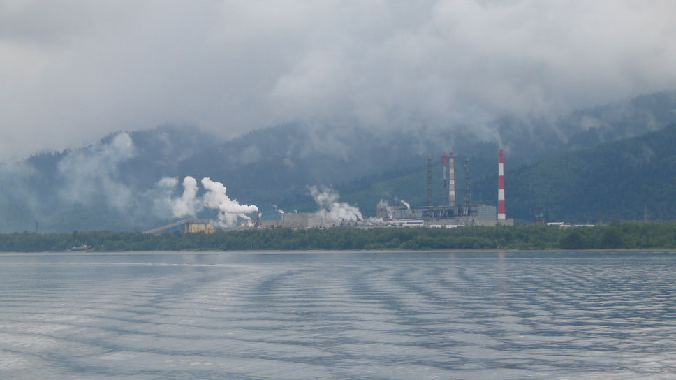 Вид на Байкальский целлюлозно-бумажный комбинат (БЦБК) на берегу озера Байкал.📷Фото: Екатерина Еременко / Коммерсантъ
