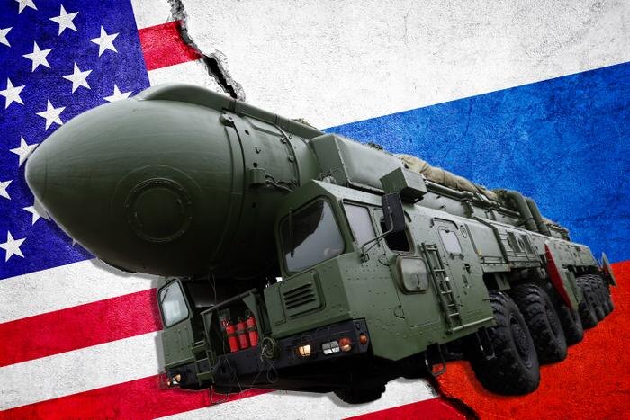 ДСНВ истёк — как это повлияет на отношения России и США и расклад вооружений. Коллаж © Life.ru. Обложка © ТАСС / Артём Коротаев, © Shutterstock / FOTODOM / ffikretow