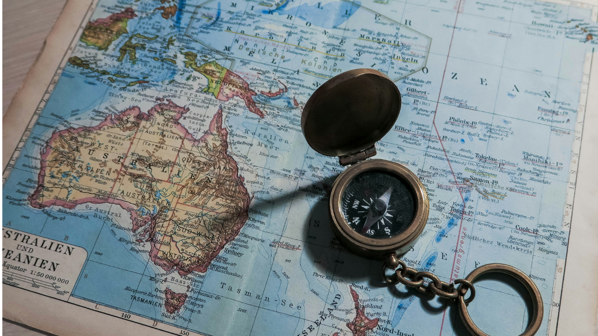 Навигация - это доверие к модели. Когда модель устаревает, “север” уплывает