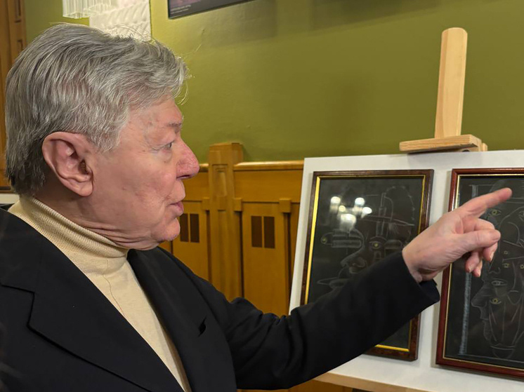     Александр Збруев возле своих работ. / Марина Бляшон