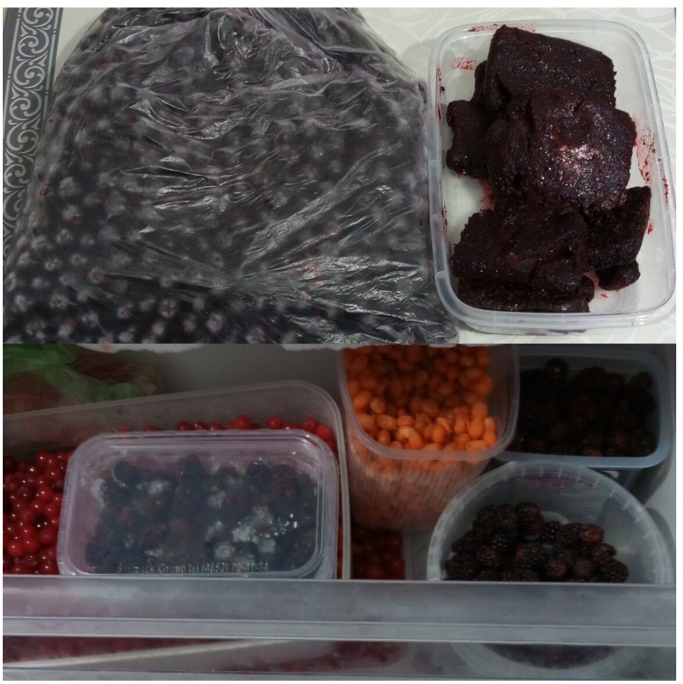 Активно использую черноплодную рябину протертую с сахаром, в контейнере не очень аккуратно, так переложила из пакета.