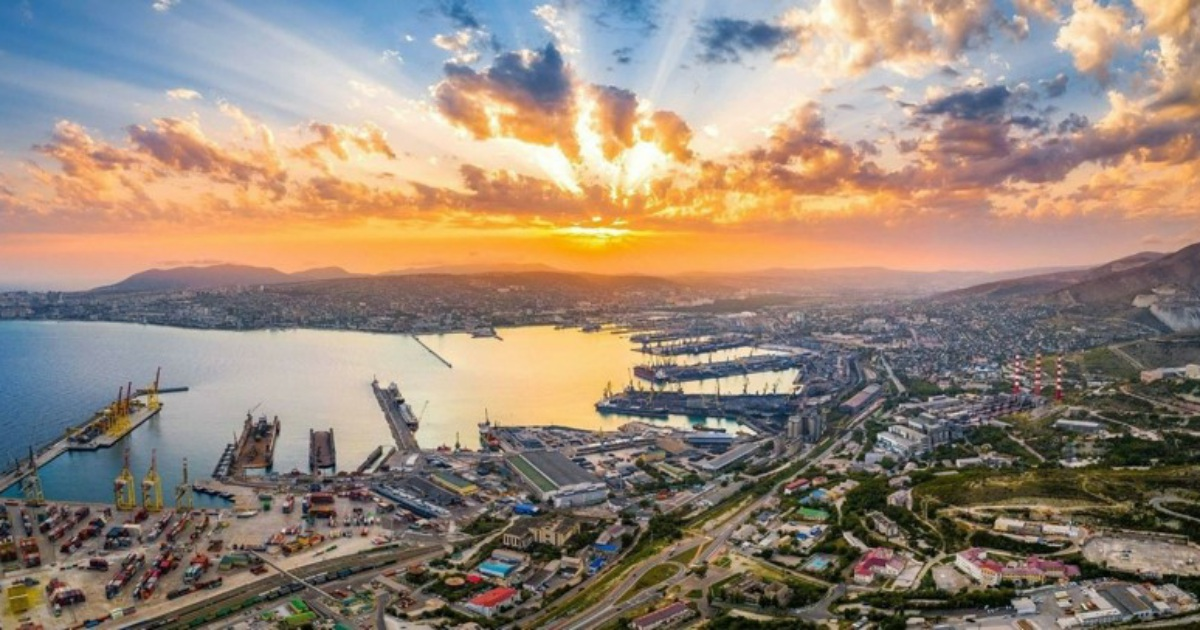 В портовом городе ценят не обещания, а предсказуемый результат сделки