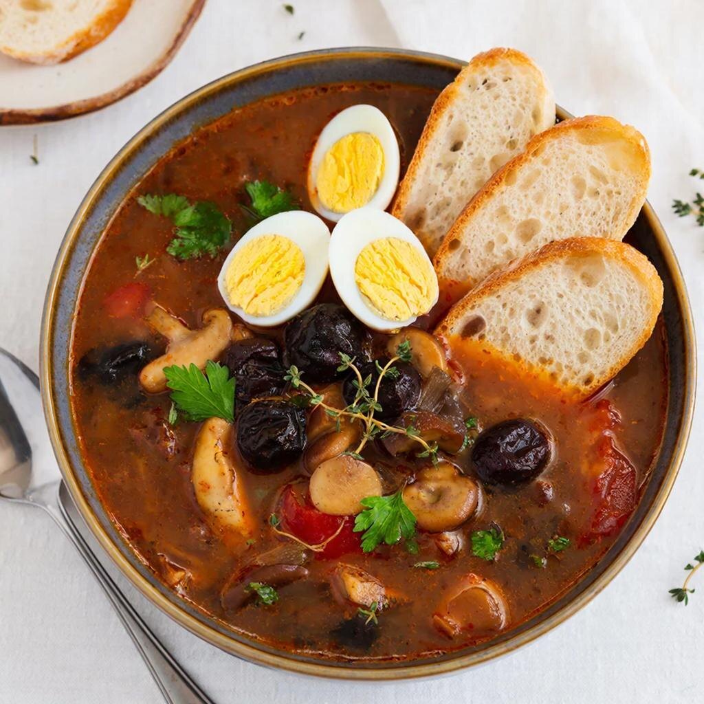 Грибной борщ с черносливом: ароматное наслаждение с пикантной ноткой 