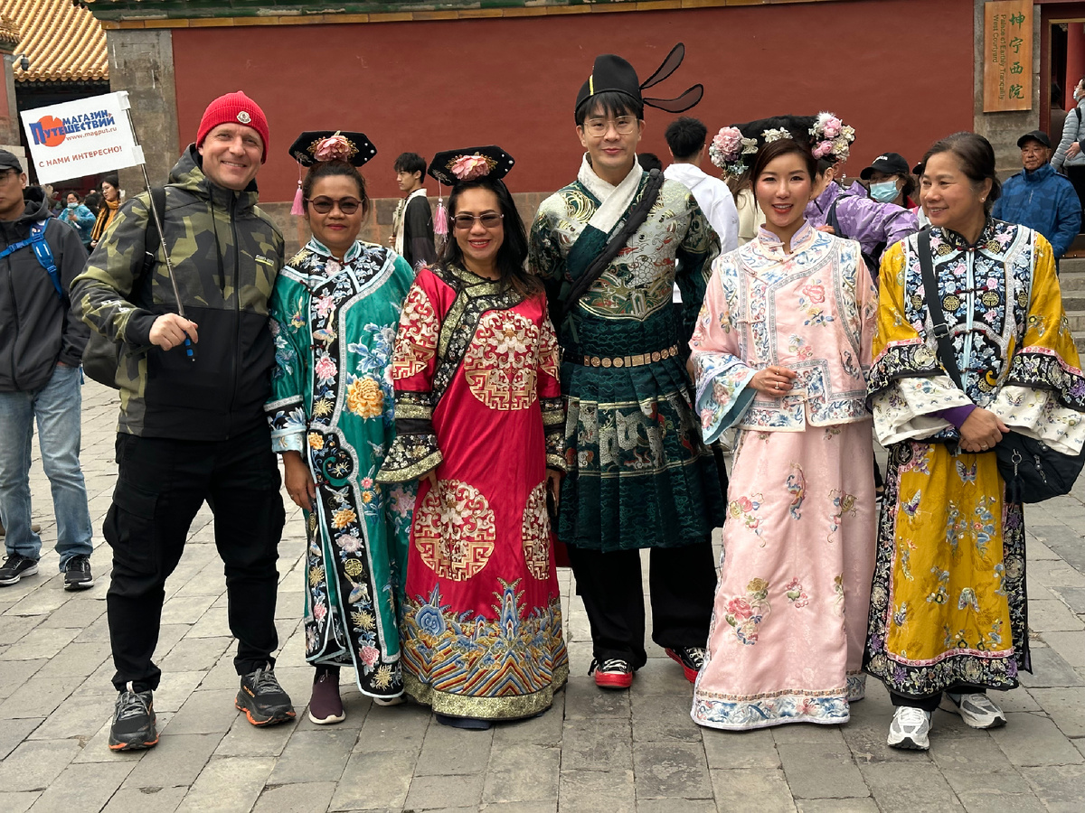 Прогулки по Императорскому Дворцу в Пекине весной 