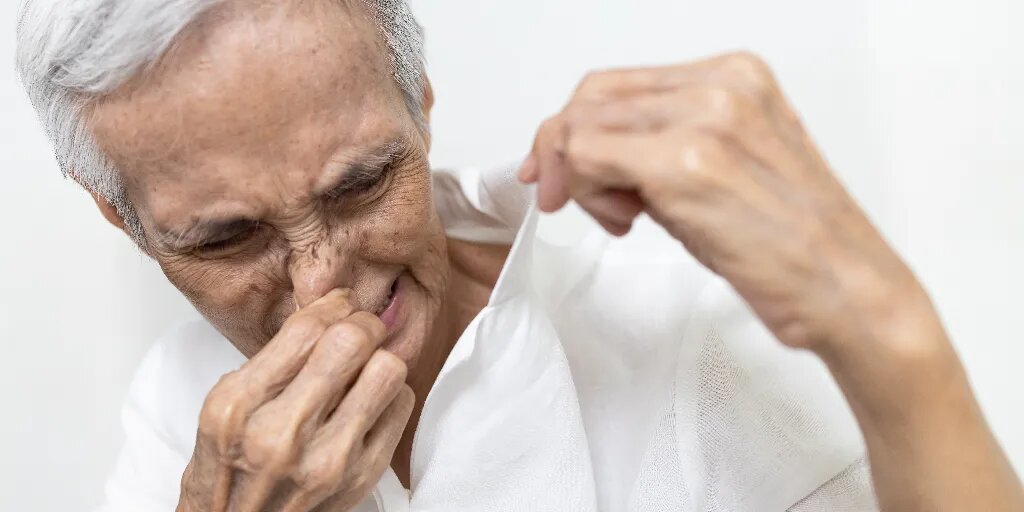 Почему с возрастом меняется запах тела и что с этим делать