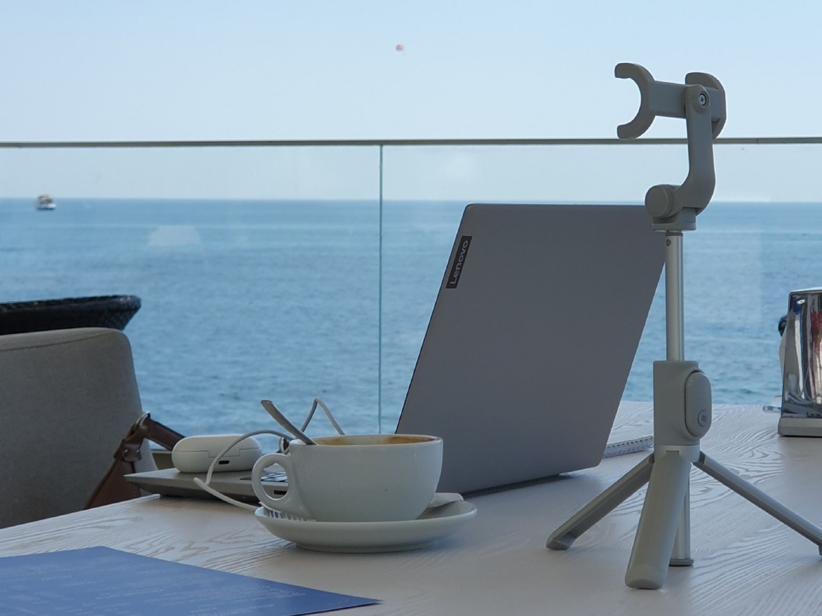 Обожаю онлайн за новые возможности, которые он открывает из любой точки мира