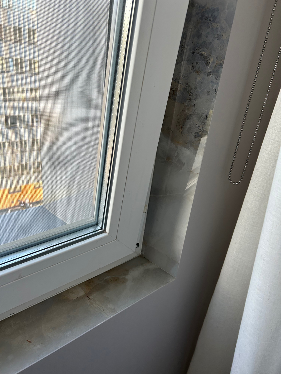 Керамогранит на откосах и подоконнике — аккуратный и долговечный узел