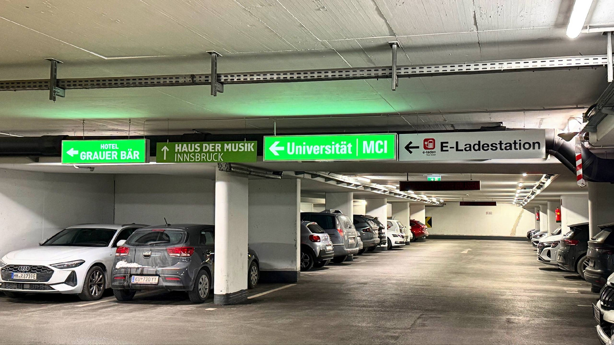 Подземная парковка в Инсбруке. Находится рядом с дворцом.