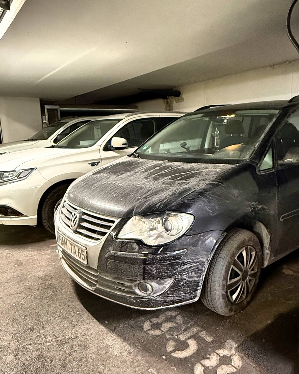 Наша машина на парковке, вся в соли от дороги.