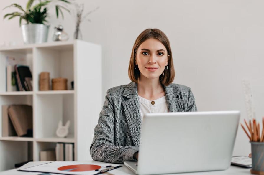https://ru.freepik.com/free-photo/business-woman-checkered-jacket-with-smile-while-sitting-desk-her-office_11932514.htm