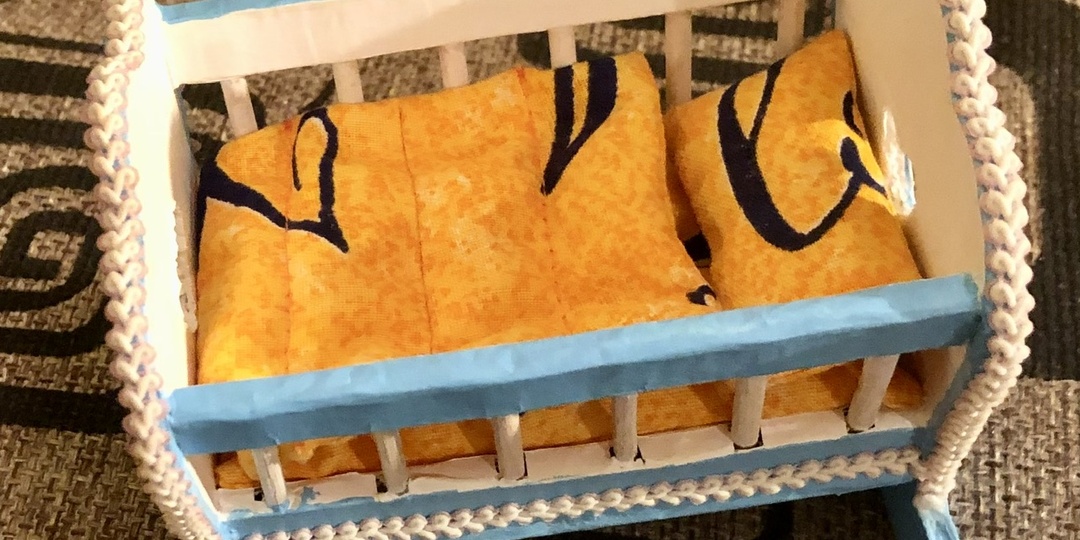 Кроватка для малыша-пупсика.