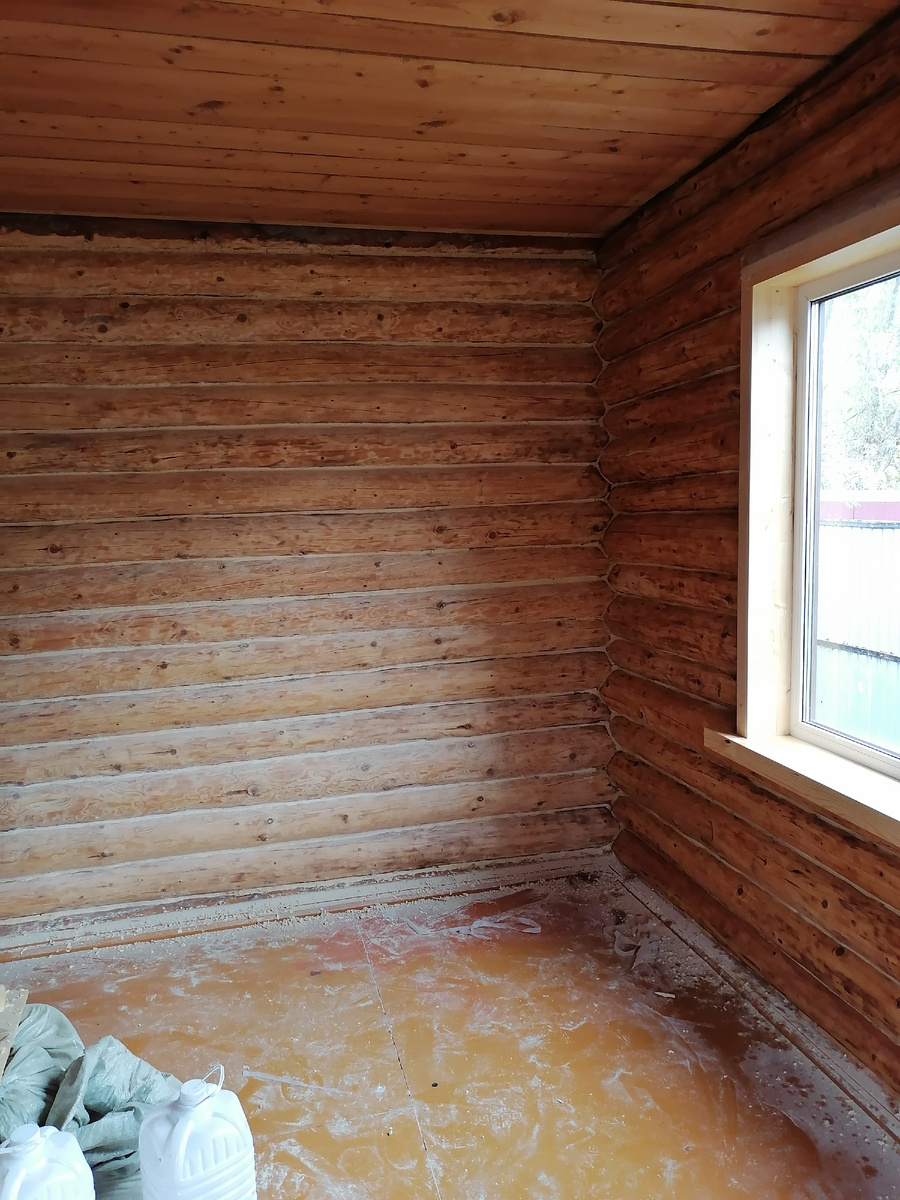 Ошлифованные бревна и швы промазаны смесью клея пва с опилками.