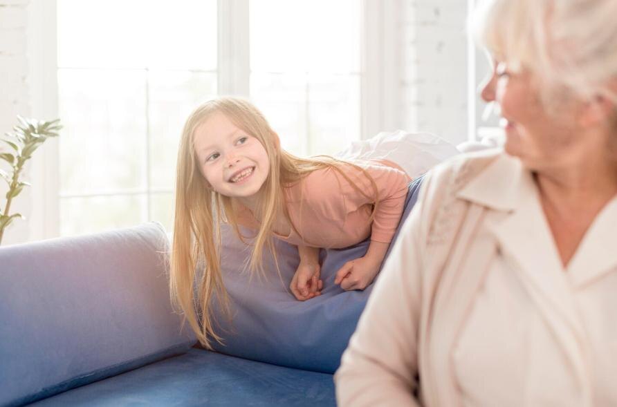 https://ru.freepik.com/free-photo/grandma-girl-together_8622891.htm
